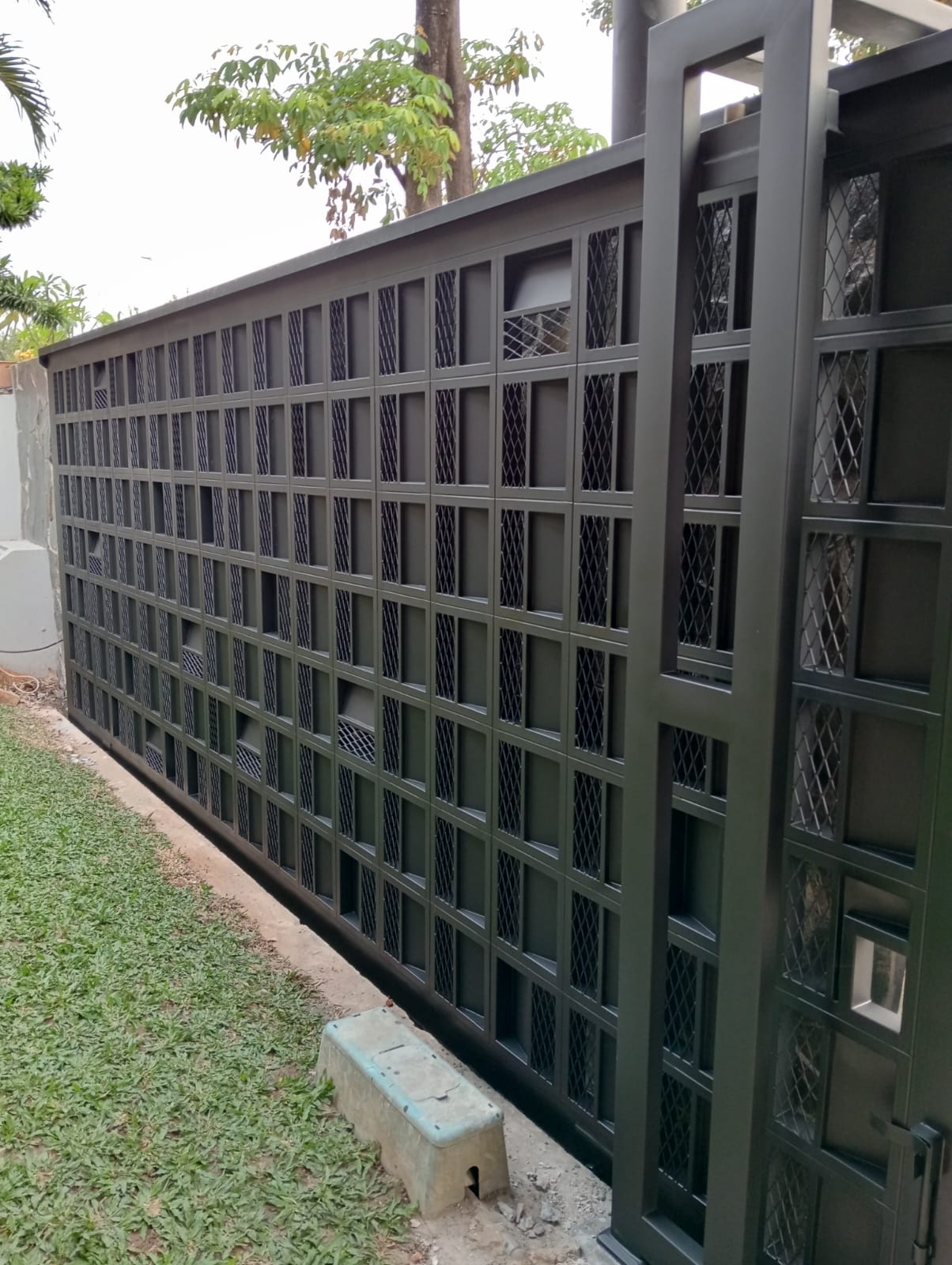 Pagar Kombinasi Besi dan Kayu